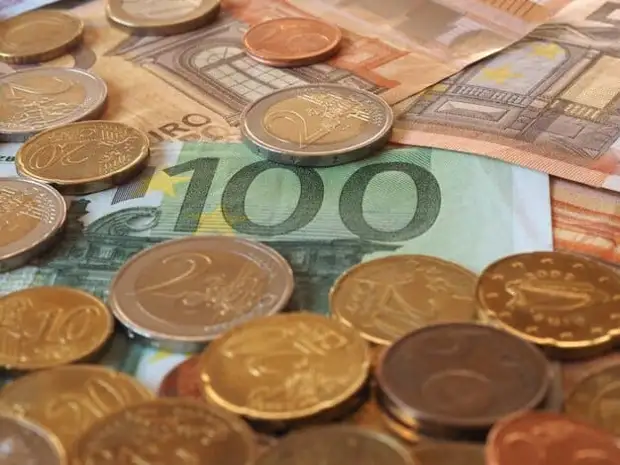 Курс евро рухнул до 77 рублей