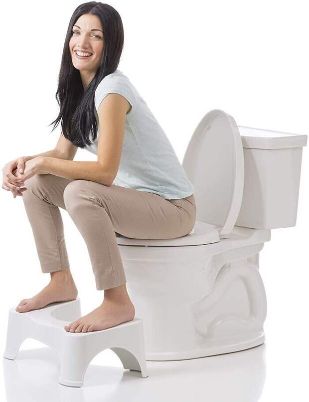 Сходить в туалет по-большому будет легче, если поставить ноги, согнутые в коленях, чуть выше