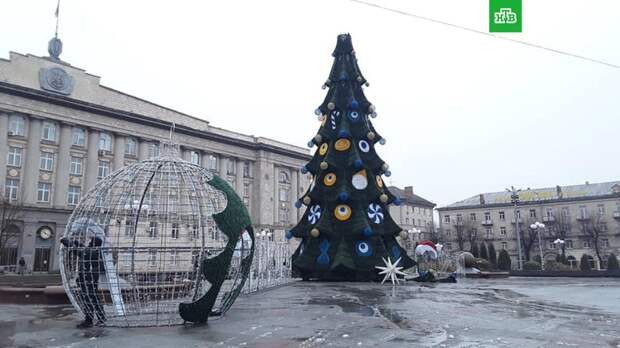 «Око дьявола»: новогоднюю елку на Украине украсили «амулетами»