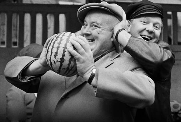 Евгений Моргунов и Олег Попов покупают арбуз. 1968 год Евгений Моргунов и Олег Попов покупают арбуз. 1968 год