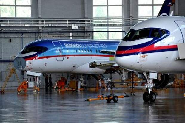 Sukhoi Superjet 100-95B в ангаре