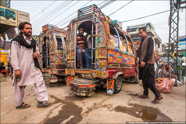 Пассажиры занимают места согласно купленным билетам Пакистанские маршрутки, история, мир