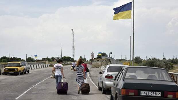Автомобили на пункте пропуска Джанкой на границе России и Украины Автомобили на пункте пропуска Джанкой на границе России и Украины