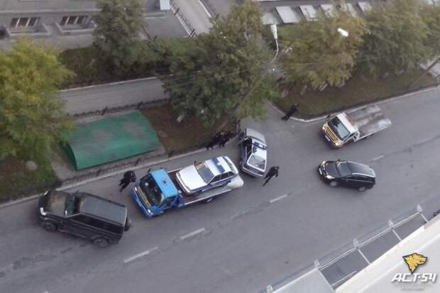 Эвакуаторщикам не удалось увезти на штрафстоянку полицейскую машину авто, полиция, эвакуатор