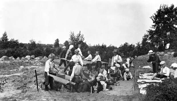 1912 год. Дети участвуют в археологических раскопках поселения каменного века в Сиреторпе  рунные камни, швеция
