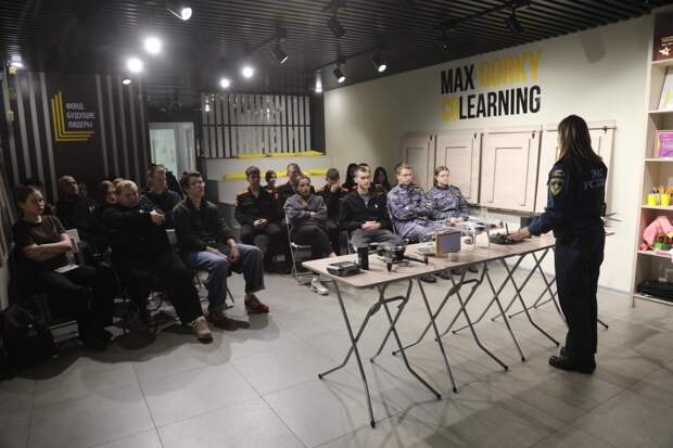 Сотрудники МЧС России обучают будущих волонтеров Амурской области