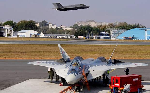На фото: истребитель F-35 ВВС США (на втором плане) и российский многоцелевой истребитель пятого поколения Су-57 (на первом плане).