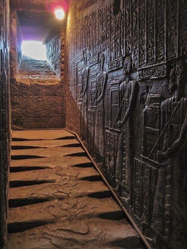 Лестница в египетском храме богини Хатхор — ему 2300 лет