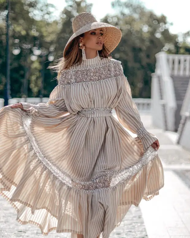 Как стильно носить платье в полоску летом: 13 модных и женственных идей