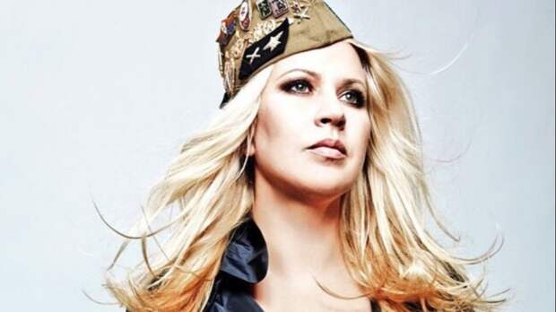 «Она в 46 выглядит лучше, чем в 30»: как Евгения Васильева из центра скандала вырвалась в мир искусства и обрела семью