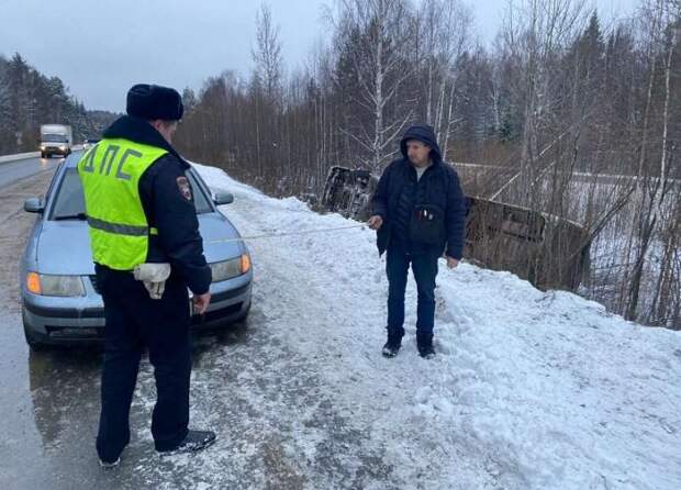 Автобус с пассажирами опрокинулся в кювет на трассе в Свердловской области