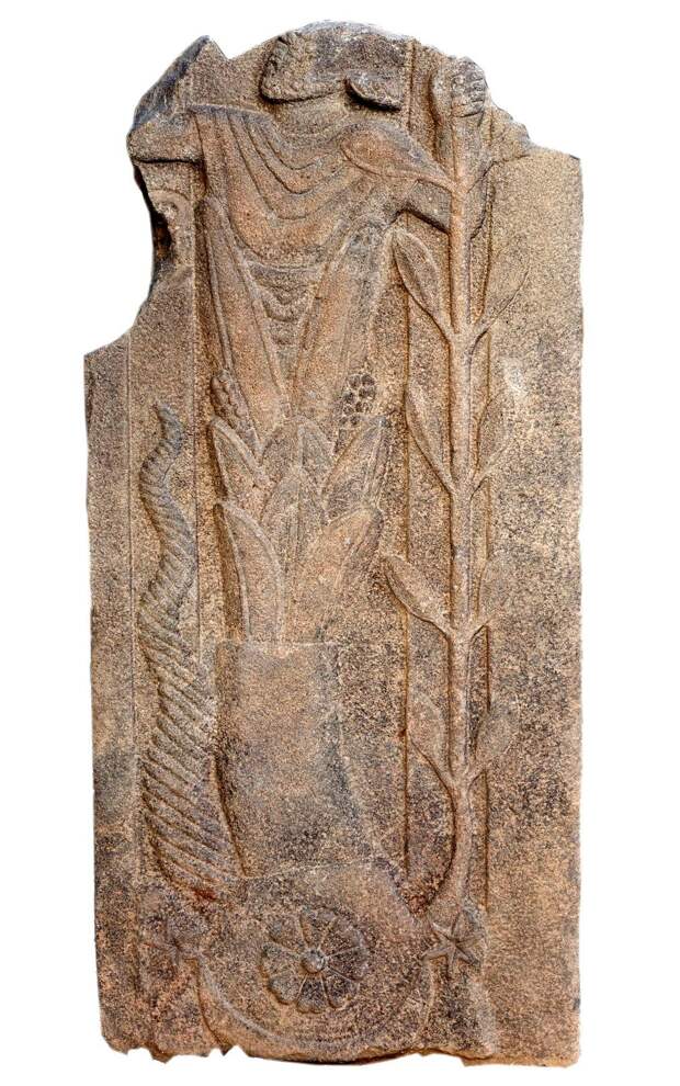 Барельеф с изображением антропоморфного существа найденный археологами на месте раскопок бывшего Римского храма близ города Газиантеп, Турция.