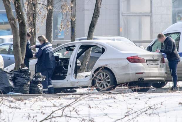 Сотрудники полиции подъехали через пару часов. Собственно на фото они занимаются своей работой. Будут ли найдены злоумышленники, покажет время. bmw, вандализм, воровство, кража