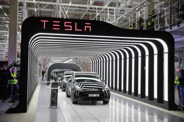 Bild: Завод Tesla в Грюнхайде, собирается брать штурмом тысяча леворадикальных активистов
