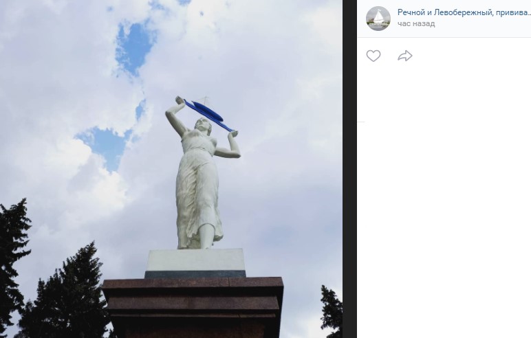 Фото дня: статуя в парке Северного речного вокзала прячется от солнца
