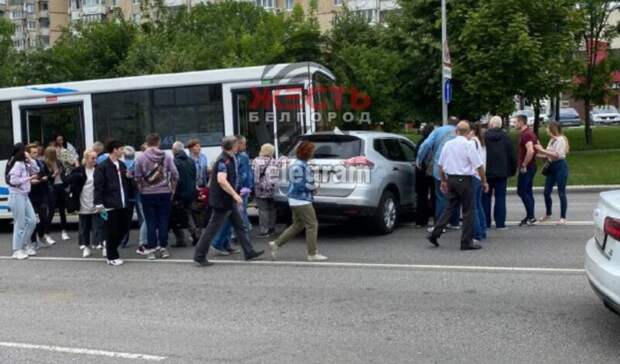 На улице Щорса в Белгороде Nissan столкнулся с автобусом
