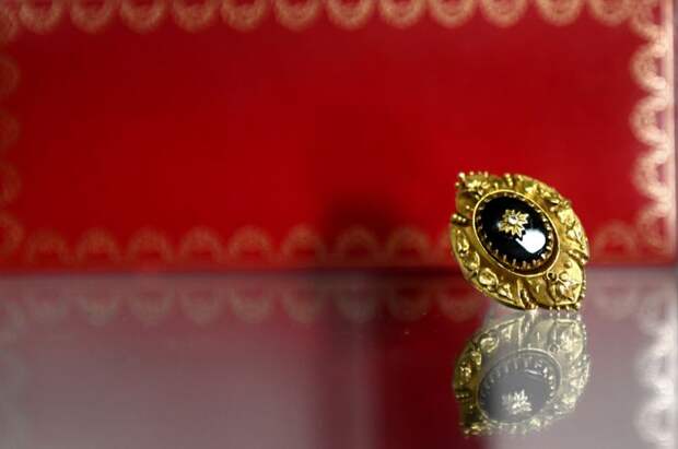 Золотое кольцо с ониксом из белого и желтого золота (вторая половина ХХ века).