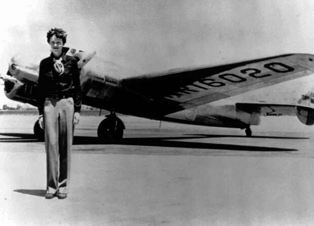 Амелия стоит рядом с Lockheed Electra 10E перед её последним рейсом в 1937 году.  Фото: © AP Photo