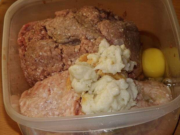 К мясу добавляем сухари, лук, яйца