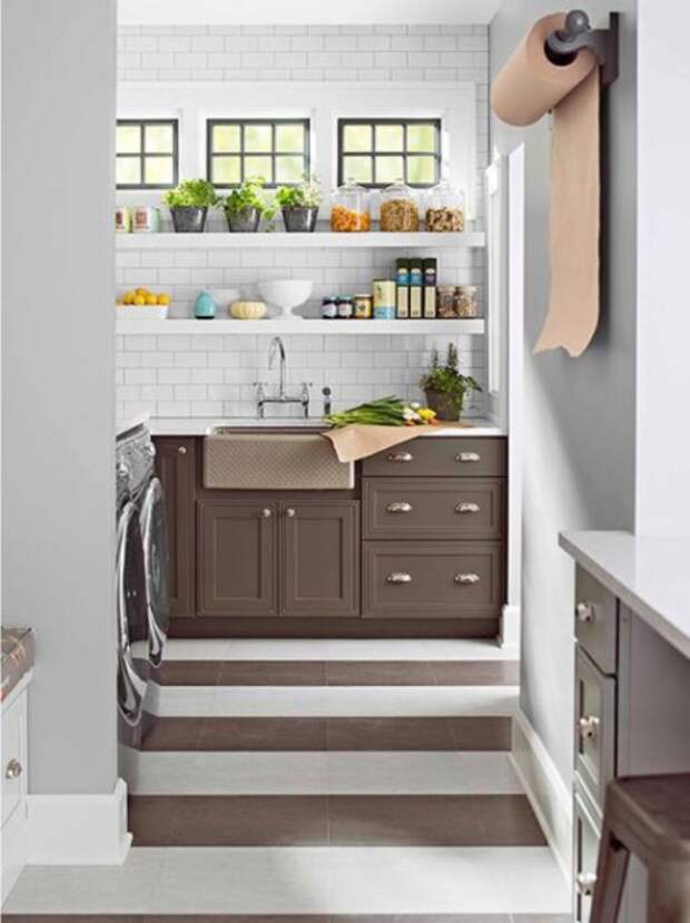 Если кухня узкая, то ламинат или паркетную доску следует укладывать поперек комнаты. | Фото: kitchendecorium.ru.