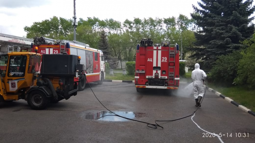 В пожарных частях СЗАО регулярно дезинфицируют машины