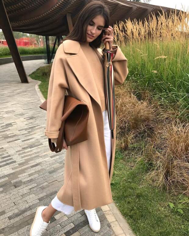 Стильное бежевое пальто