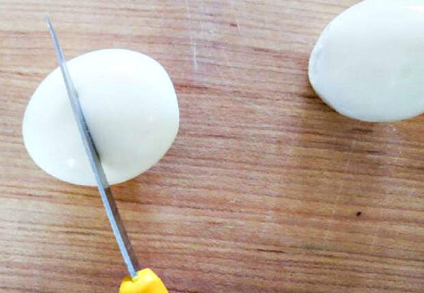 Нарезка вареных яиц.