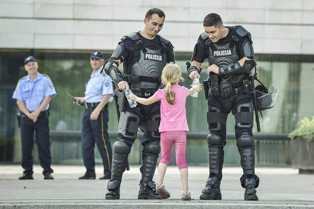 compassionoverviolence24 30 фотопримеров человеческого сострадания во время акций протеста