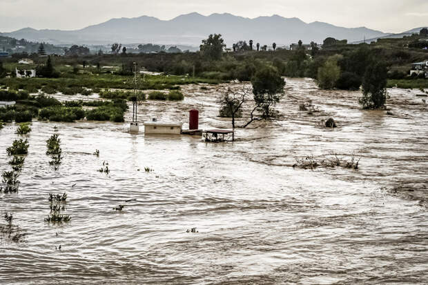 Население города Эль-Каср-эль-Кебир в Марокко эвакуируют из-за риска затопления