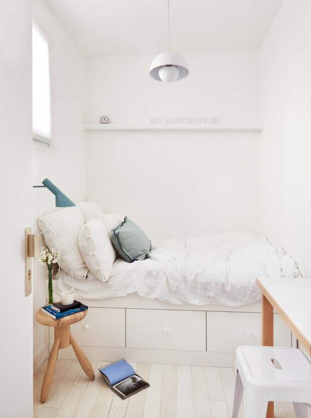 Даже в небольшой спальне можно найти уголок и оборудовать себе рабочее место, можно ограничится всего лишь консолью и стулом