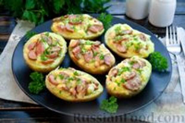 Фото к рецепту: Картофельные лодочки с сыром и сосисками (в микроволновке)