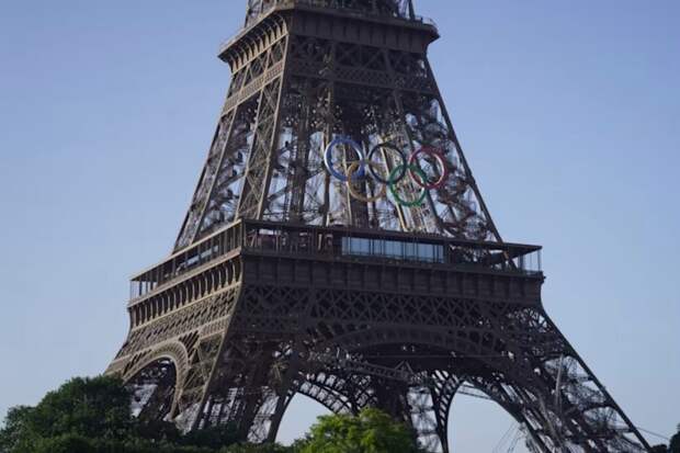 На Эйфелевой башне установили олимпийские кольца