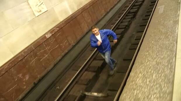 Что делать при падении на рельсы в метро. Инструкция, которая спасет жизни! безопасность, жизнь, истории, метро