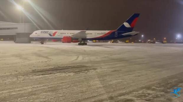 Около ста рейсов отложили в аэропортах Москвы из-за снегопада