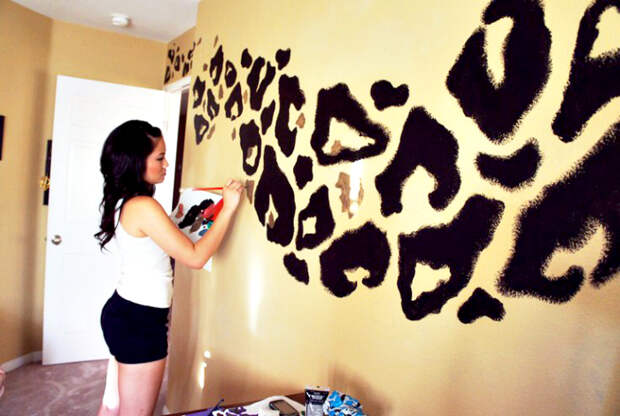 Леопардовый принт на стене.