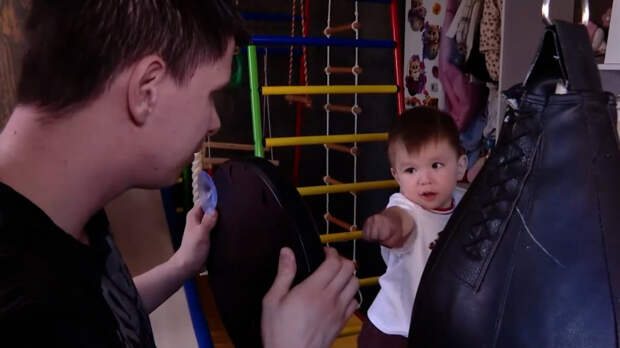 В зале с рождения: родители о тренировках двухлетнего сына-боксера из Приморья