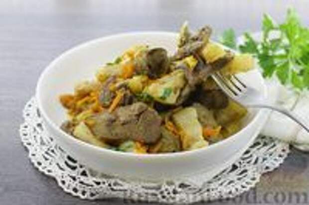 Фото к рецепту: Куриная печень, жаренная с овощами и салом