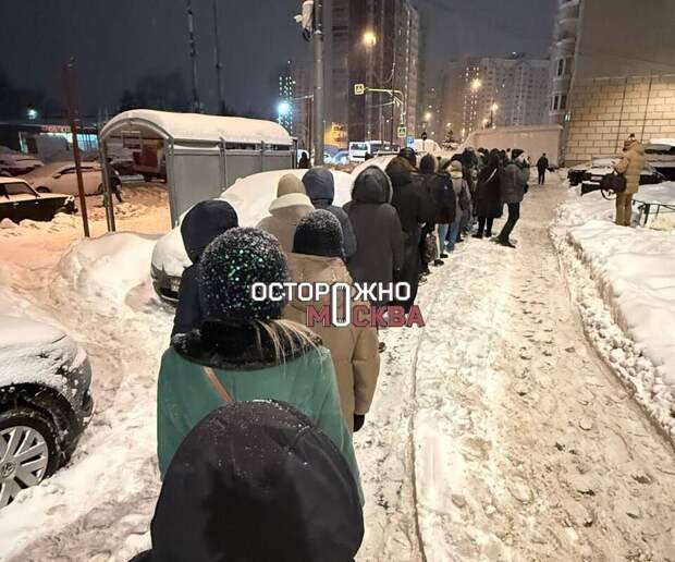 В Видном местные жители сняли на фото длинные очереди к общественному транспорту
