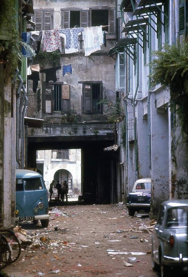 1966 Singapore alley.jpg