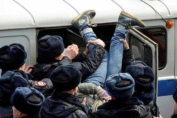 Задержание участницы несанкционированного митинга во Владивостоке. Фото: REUTERS