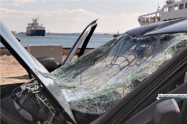 В Керчи с парома в море упала машина авария, видео, дтп, факты