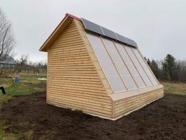 В Канаде создали теплицу для круглогодичного выращивания урожая с солнечными панелями.