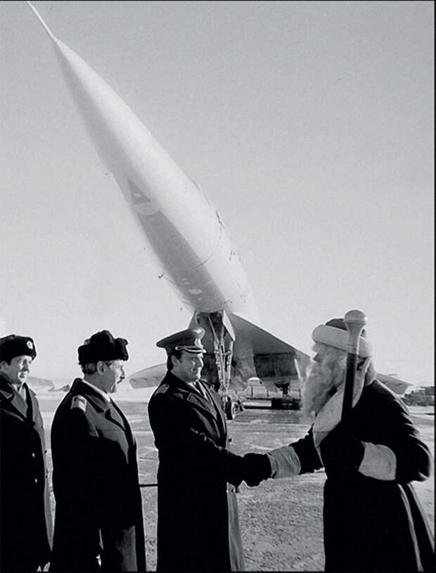 1978. Экипаж Ту-144 перед рейсом Москва-Алма-Ата. После катастрофы 23 мая 1978 года Ту-144 сняли с пассажирских рейсов.jpg