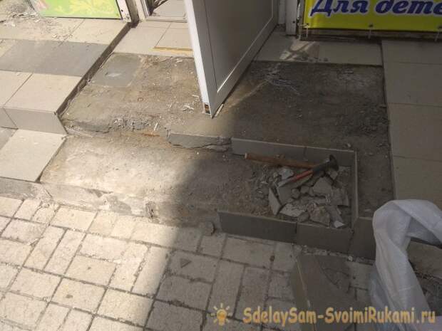 Демонтаж старой и укладка новой плитки на ступеньках порога