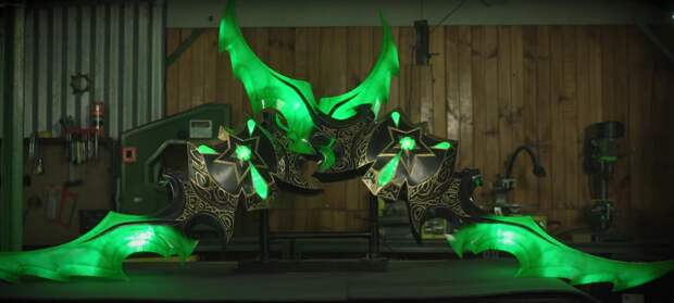 Blizzard заказала в свой офис двухметровые позолоченные клинки Иллидана