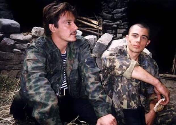 Сергей Бодров-младший и Олег Меньшиков в фильме *Кавказский пленник*, 1996 | Фото: vokrug.tv