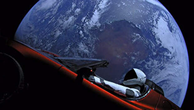 Автомобиль Tesla на орбите Земли