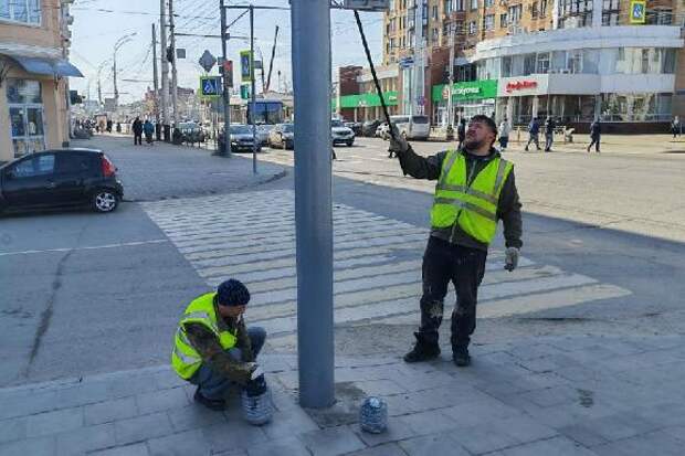 В Тамбове ремонтируют дорожные знаки и восстанавливают пешеходные ограждения