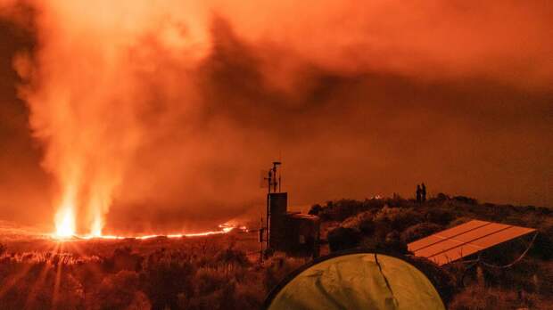 Туристы оказались у трещины с лавой при извержении на Реюньоне и едва спаслись