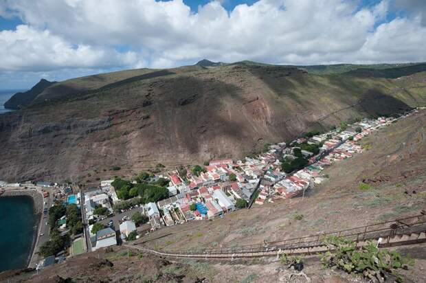 uniquelandscapes09 800x532 7 населённых пунктов с уникальными ландшафтами